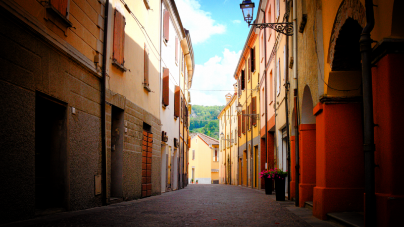 File:Alley in Sarsina.png