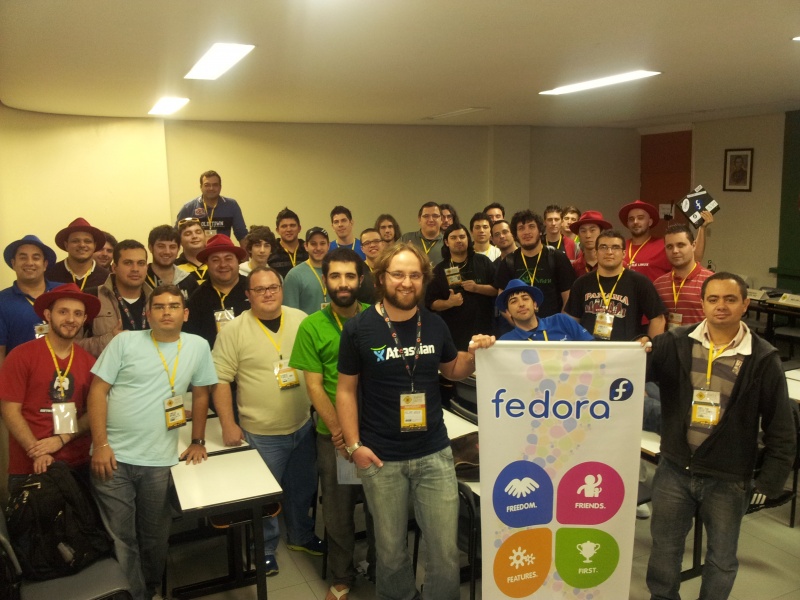 File:Fedora-fisl-1.jpg