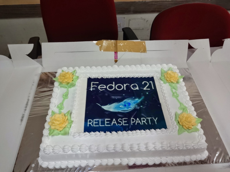 File:Fedora 21 cake.png